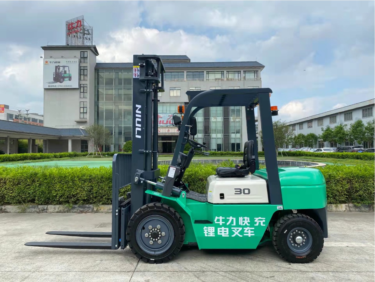 Revolutionizing Material Handling: Electric Forklifts, Reach Trucks, and Rough Terrain Forklift Trucks